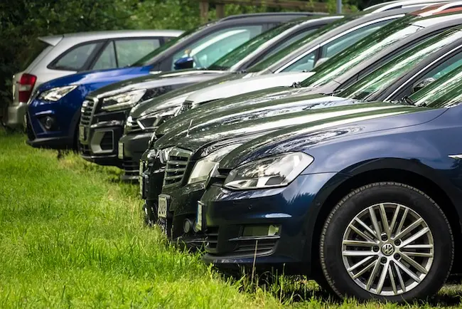 vehiculos parqueados