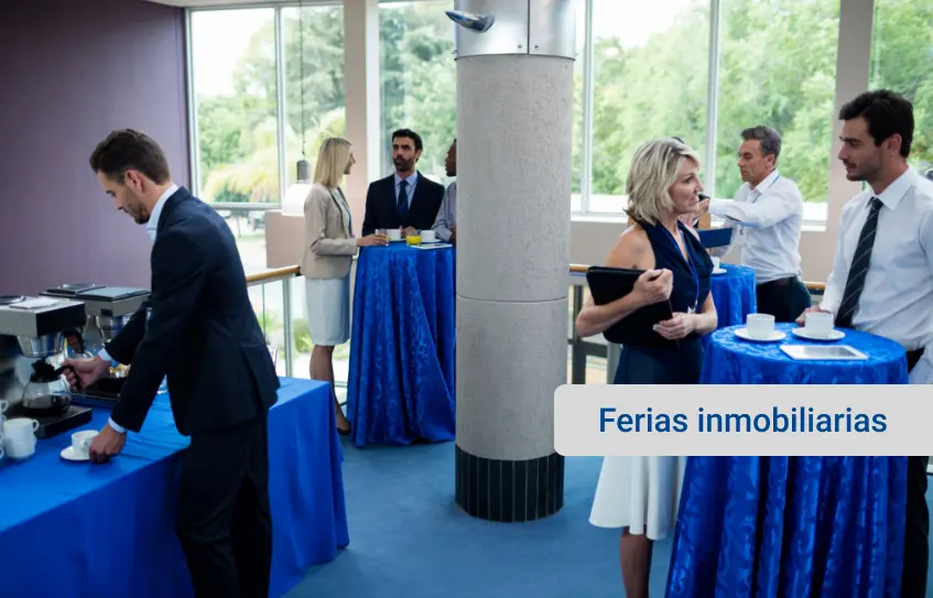 varias personas en evento corporativo