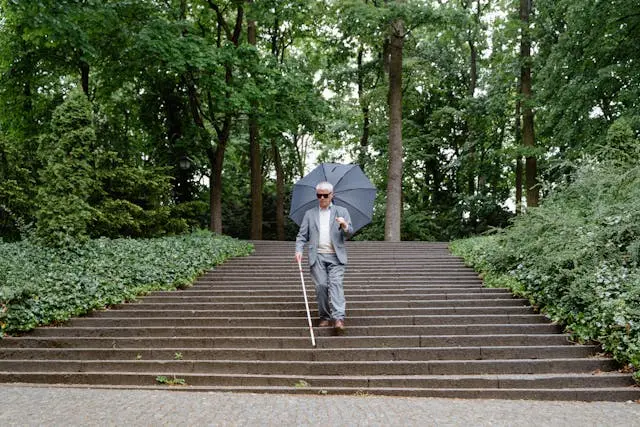 señor invidente bajando por escaleras