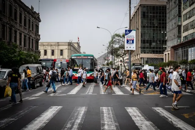 mucha gente cruzando la calle por el paso cebra