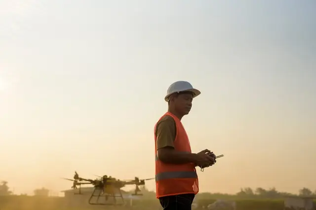 hombre con un dron en una construccion