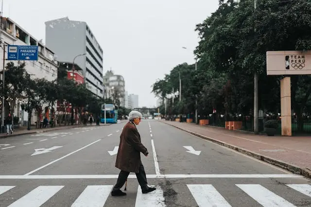 señor mayor cruzando la calle por el paso cebra