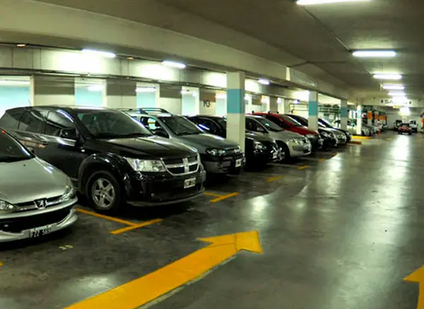 Reglamento de estacionamiento privado en centros comerciales y oficinas