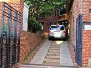 Rampas de acceso en estacionamientos modernos