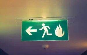 Errores comunes en el diseño de salidas de emergencia