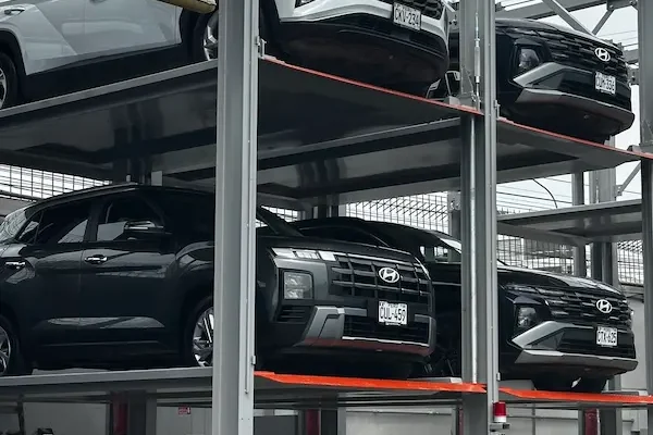 torres de estacionamiento triple vertical---