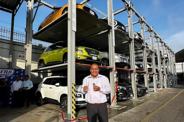 torres de estacionamiento triple vertical -------------