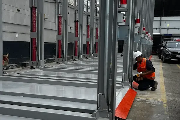 torres de estacionamiento triple vertical